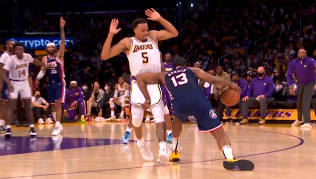 NBA-詹姆斯三分绝杀雷霆，湖人终结对手11连胜登顶西部引热议